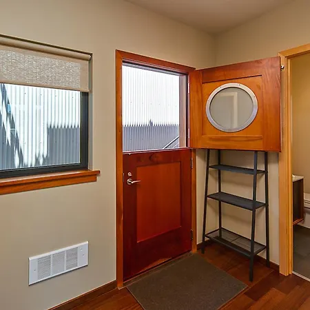 Island Inn At 123 West-3
